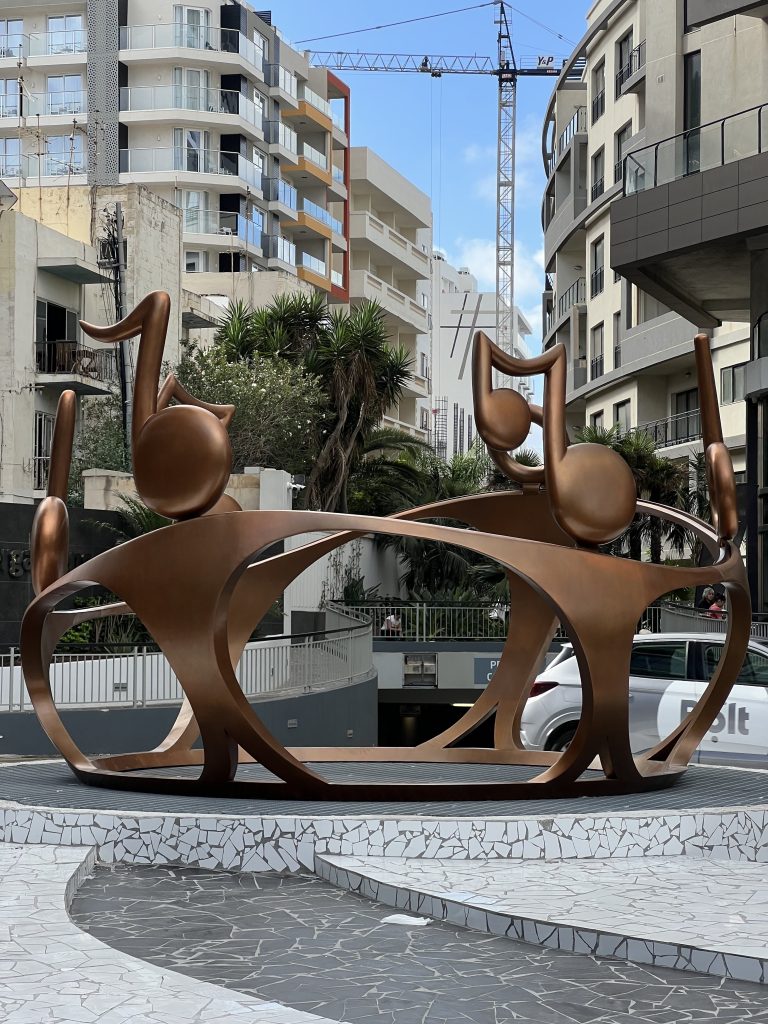 Familja sculpture by Zack Ritchie