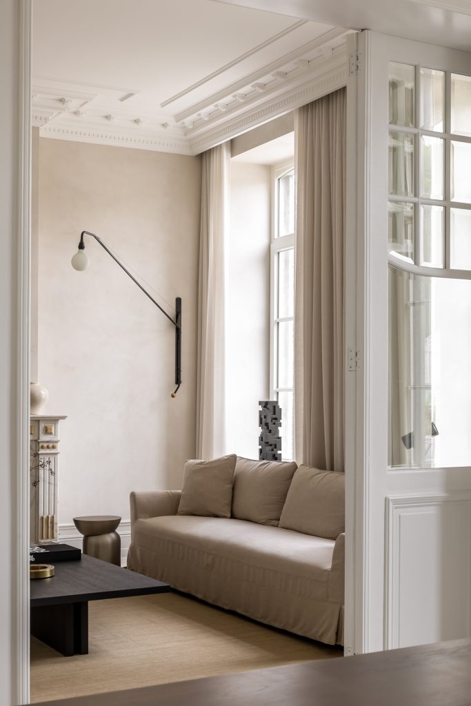New Classics ceiling coving with an integrated curtain profile by Orac