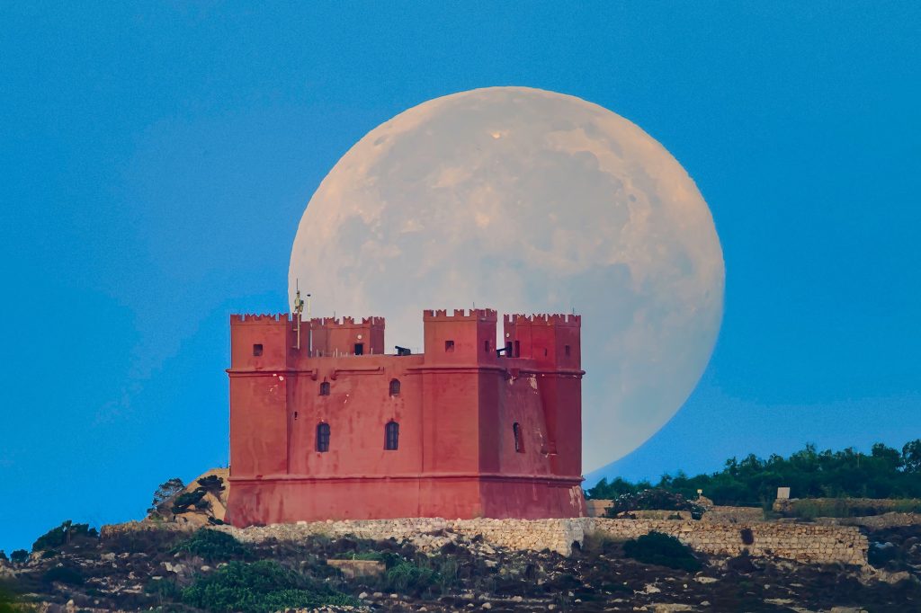 A supermoon setting behind Mellieha's Red Tower / Photo by Daniel Cilia