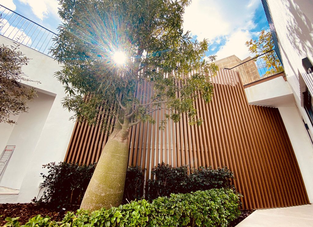 Outdoor vertical slats in Ultrashield composite material. Facade and gate cladding in Garapa. Architecture and Design by CVC Architecture / Photography by Ramon Portelli