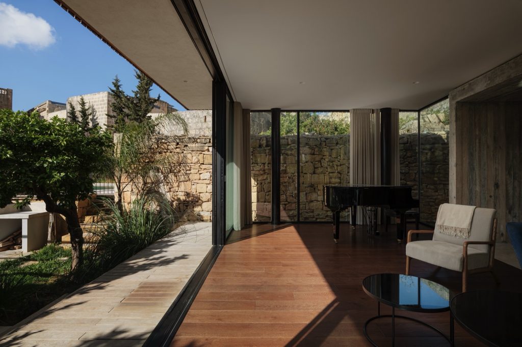 Dar iċ-Ċitru by Valentino Architects illustrates the power of precise, minimal interventions within a traditional house of character in Ħaż-Żebbuġ / Photo by Ramon Portelli